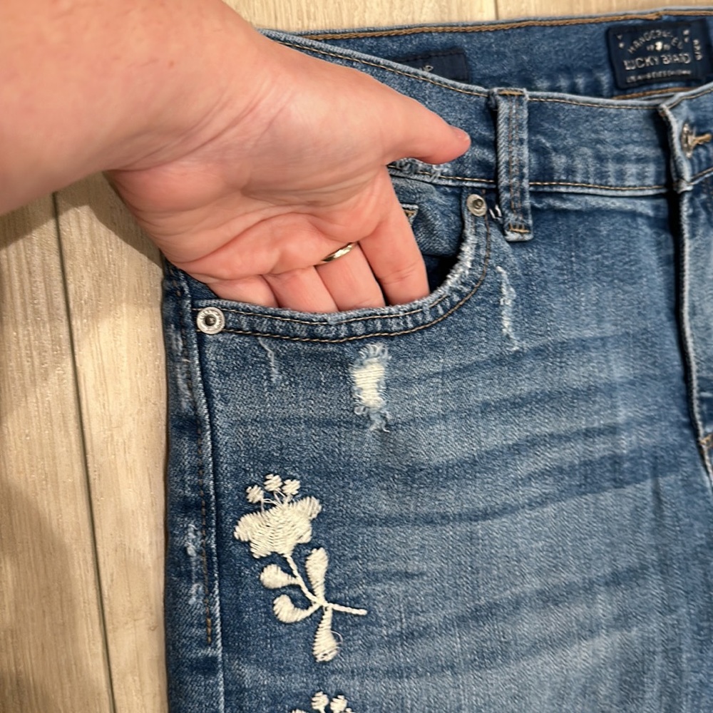 EUC Women’s Lucky Brand Size 6 28 Stretch Denim Jean Shorts embroidered flowers - Picture 4 of 8